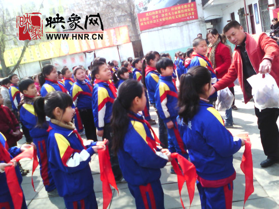 　　“韩胖子”千只茶香鸡茶香鸭捐赠环卫工人、农民工学子和郑州市社会福利院。