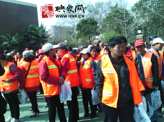 　　“韩胖子”千只茶香鸡茶香鸭捐赠环卫工人、农民工学子和郑州市社会福利院。