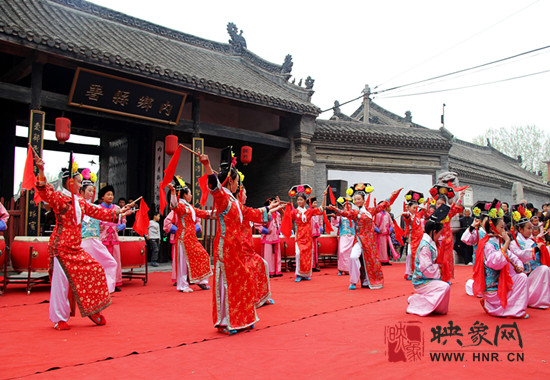 游客参观清明小长假新推出的本土特色节目《鼓乐迎宾》。