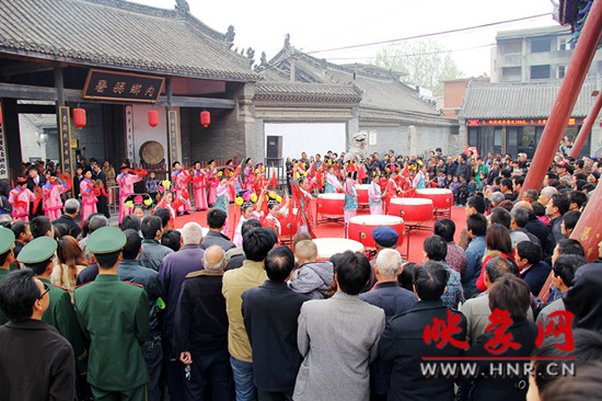 游客参观清明小长假新推出的本土特色节目《鼓乐迎宾》。