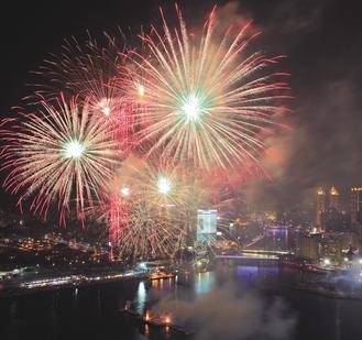 高雄艺术节在光荣码头海面施放海港烟火,灿烂夺目的火花非常壮观。图片来源: 台湾