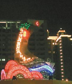 　　今年台湾灯会主题灯“腾蛟启盛”。图片来源:台湾《联合报》
