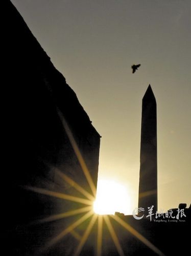 　　埃及卢克索市卡纳克神庙,夕阳下鸟儿飞过方尖碑。才扬 摄