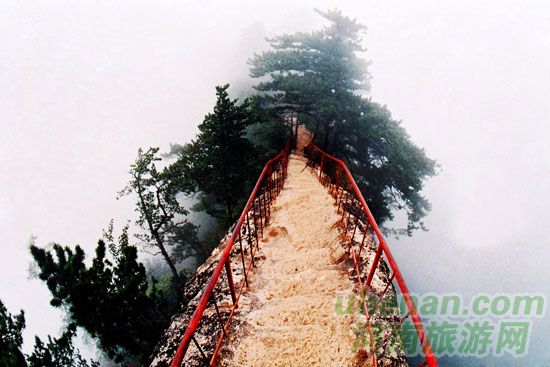 尧山“青龙飞天栈道云上”