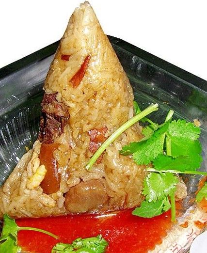 厦门的烧肉粽历史悠久，具有香甜嫩滑，油润不腻，精工细作等特点。