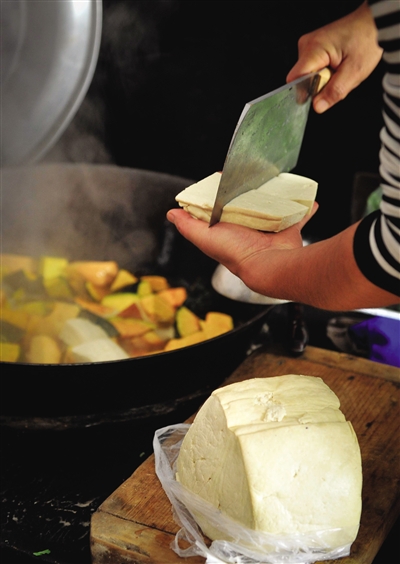 亢家沟村一场宴席上的铁锅炖豆腐。这得益于当地特产的黄豆。