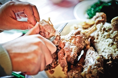 在西北大多数地区,手抓肉是最普遍最经济的羊肉吃法。