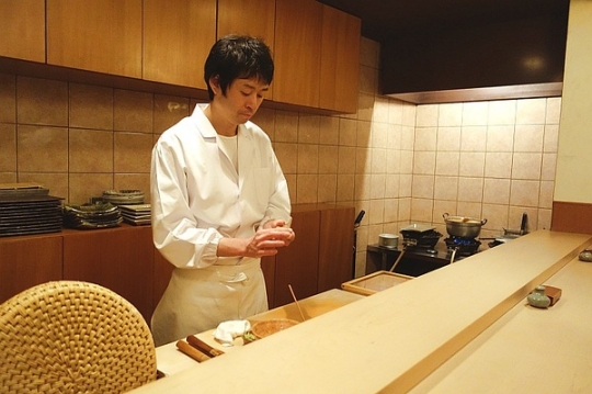 寿司师傅在做手握寿司