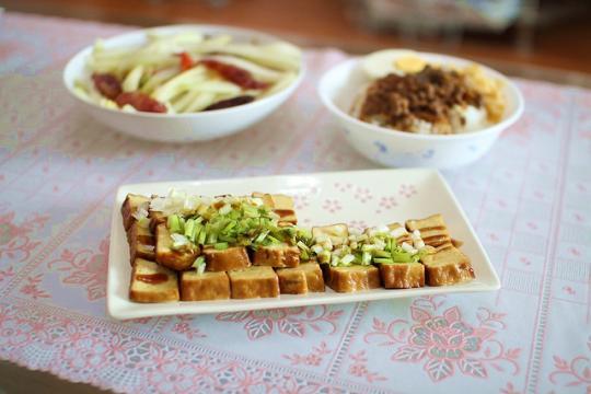 　　对于一碗卤肉饭来说,完全不需要浓墨重彩的配其他煎炸食物,只需要搭上清爽的豆干、爽口的萝卜即可。