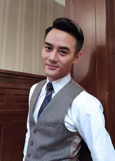 王凯绅士衬衫配马甲造型