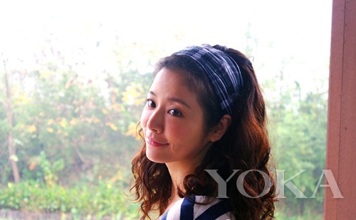 下班后妆容依旧清新可人，秘密就在于她的补妆技巧。