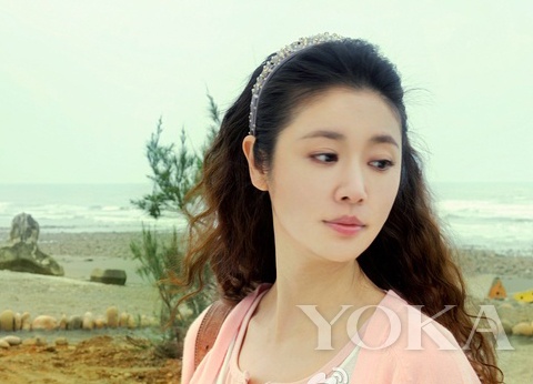 林心如在《姐姐立正朝前走》饰演的是发展姐弟恋的女OL。