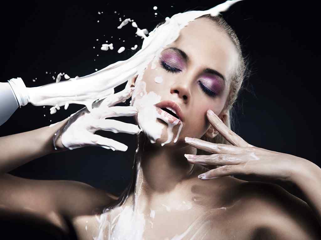 牛奶洗脸的方法
