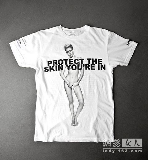 麦莉塞勒斯全裸献身小马哥新T恤 加入全裸梦之队 麦莉塞勒斯全裸献身小马哥新T恤 加入全裸梦之队