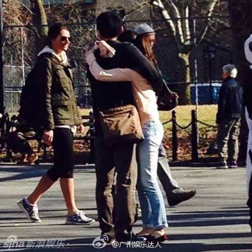 京东CEO刘强东与奶茶妹妹章泽天在美国纽约约会的照片，照片中二人在街头，亲密揽腰，情到深处更紧紧拥抱。