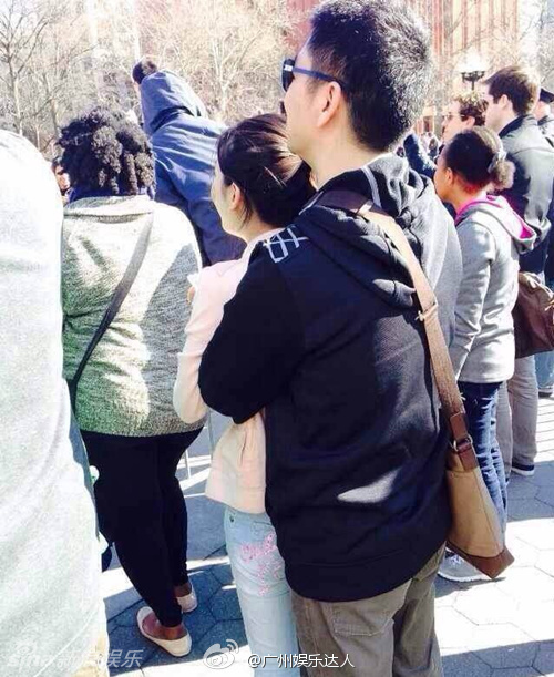 京东CEO刘强东与奶茶妹妹章泽天在美国纽约约会的照片，照片中二人在街头，亲密揽腰，情到深处更紧紧拥抱。