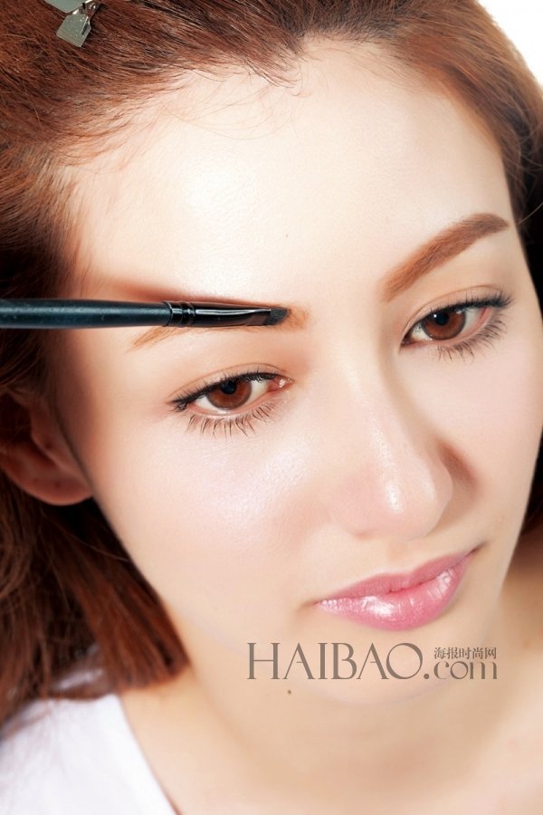 粗眉依旧柔美多几分 教你画韩风温柔粗眉妆
