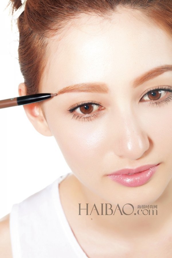 粗眉依旧柔美多几分 教你画韩风温柔粗眉妆
