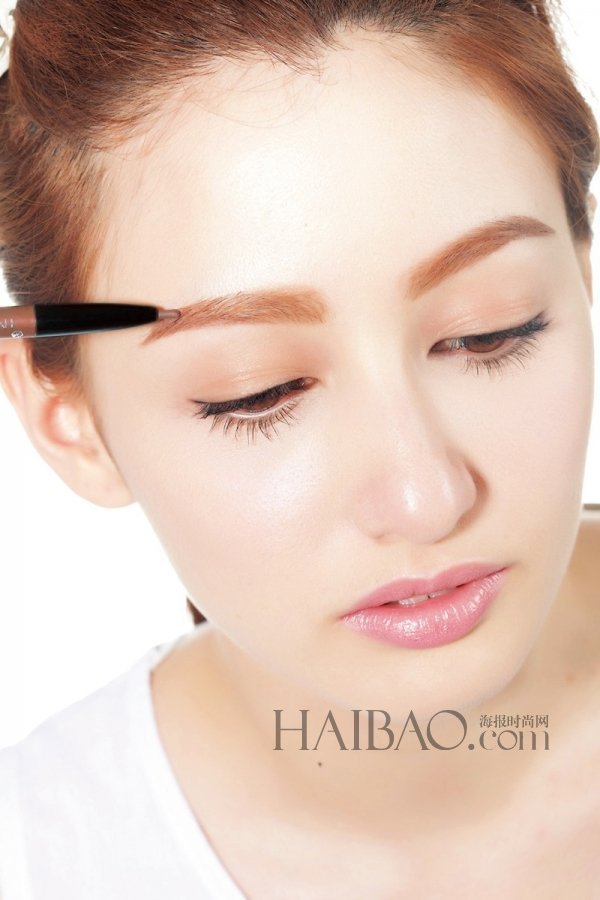 粗眉依旧柔美多几分 教你画韩风温柔粗眉妆