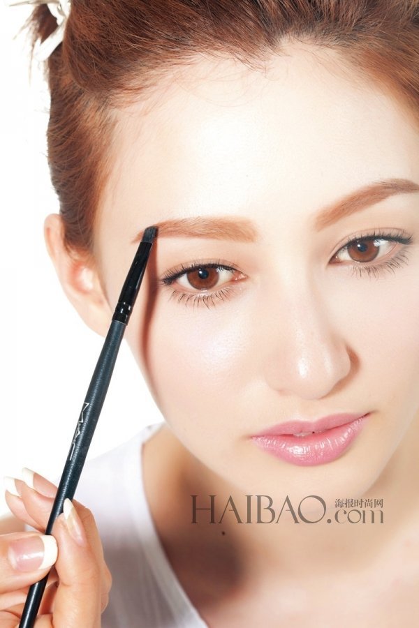 粗眉依旧柔美多几分 教你画韩风温柔粗眉妆