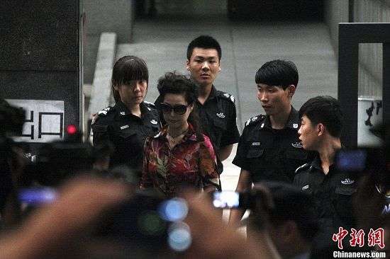 8月28日上午，李某某等人涉嫌强奸案在北京海淀法院开庭。李某某母亲梦鸽现身法庭外。