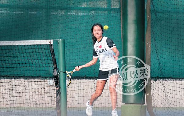 林青霞两个女酷爱打网球，图为林青霞大女儿邢爱林早前打网球照片。