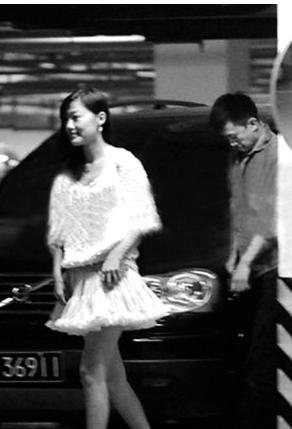 王学兵与新欢此前约会被拍 王学兵与新欢此前约会被拍