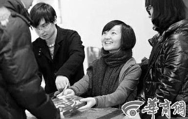 1月19日，柴静在西安签售新书《看见》时和读者交流。