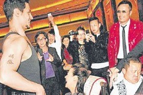 曾宝仪40岁生日请猛男跳艳舞