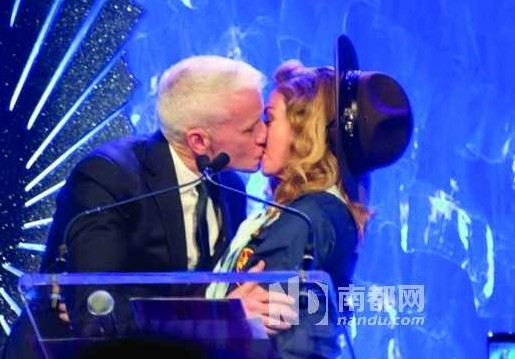16日，麦当娜在纽约举行的第24届同志媒体奖颁奖礼上，颁奖给美国CNN主播安德森-库珀，获对方献吻