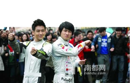 17日，林志颖、韩寒一同亮相庆祝上海F1中国大奖赛10周年，两名高人气车手相遇，引得不少网友留言，有网友笑言：“这是最帅的两个车手。”