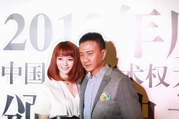 胡军和时装主编苏红合照