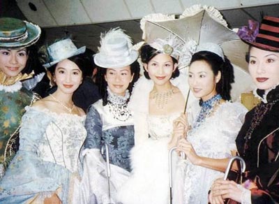 陈慧珊（左三）曾经在TVB诸多美女中气质出众