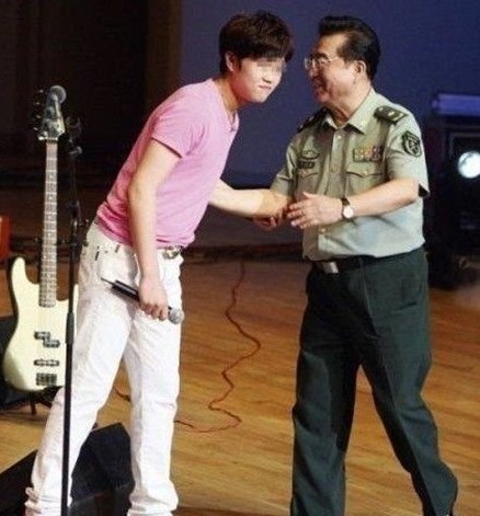 李某与其父(资料图)