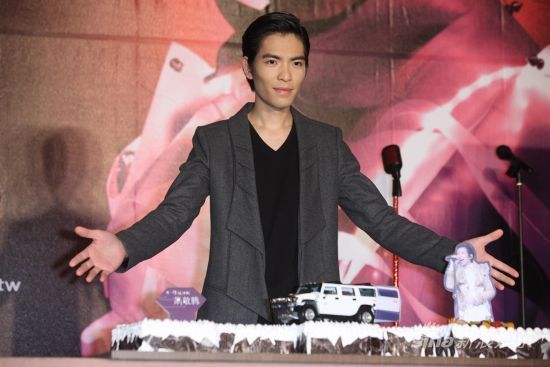 萧敬腾被网友奉为“雨神”