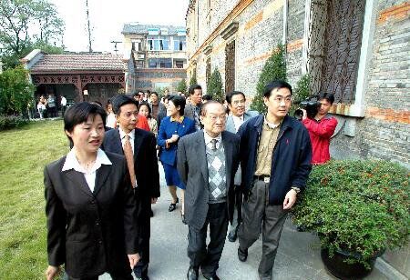 金庸曾参观徐志摩故居(资料图)