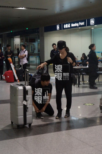 李晟李佳航机场牵手恋情曝光