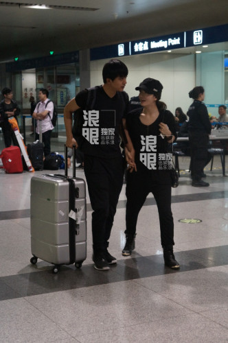 李晟李佳航机场牵手恋情曝光