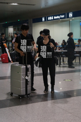 李晟李佳航机场牵手恋情曝光