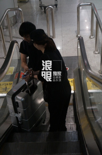 李晟李佳航机场牵手恋情曝光