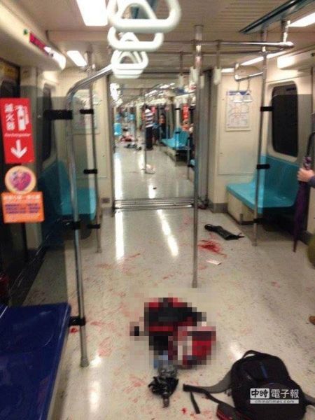 台北地铁砍人事故现场（图片来自台媒）