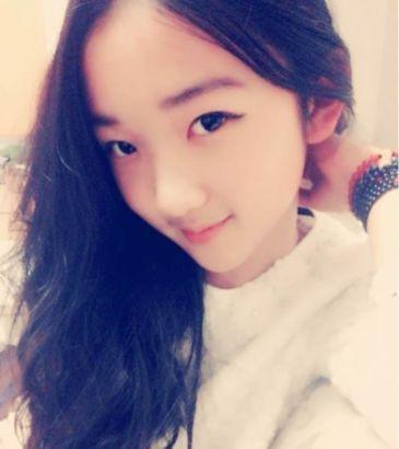 00后逆袭成功 12岁小学生打扮如20岁遭吐槽