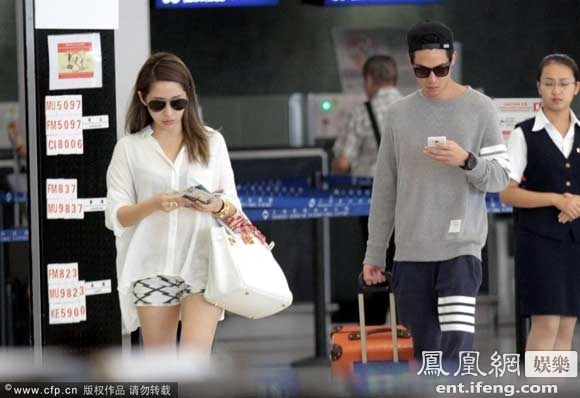 萧亚轩与新男友现身机场 萧亚轩与新男友现身机场