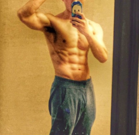 邓超晒肌肉照不露脸网友:你盗图我要举报 邓超晒肌肉照不露脸网友:你盗图我要举报