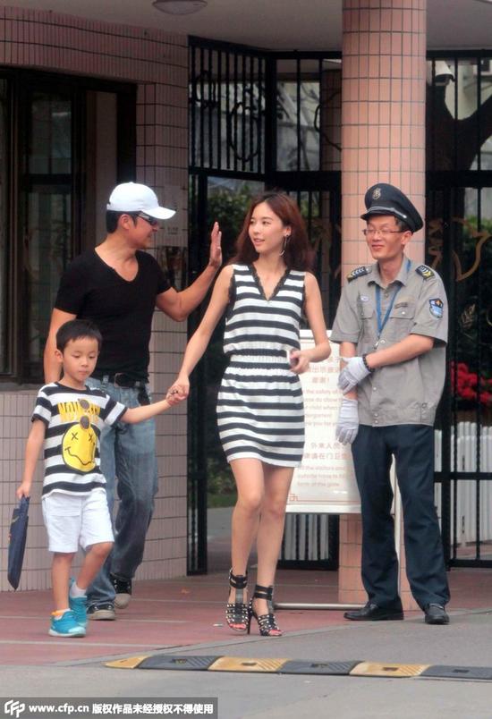 2014年9月1日马景涛夫妇一起接小儿子放学