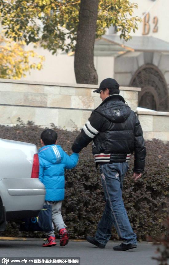 2015年1月马景涛接小儿子放学回虹梅路公寓