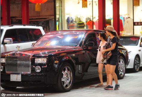 市民观看豪车