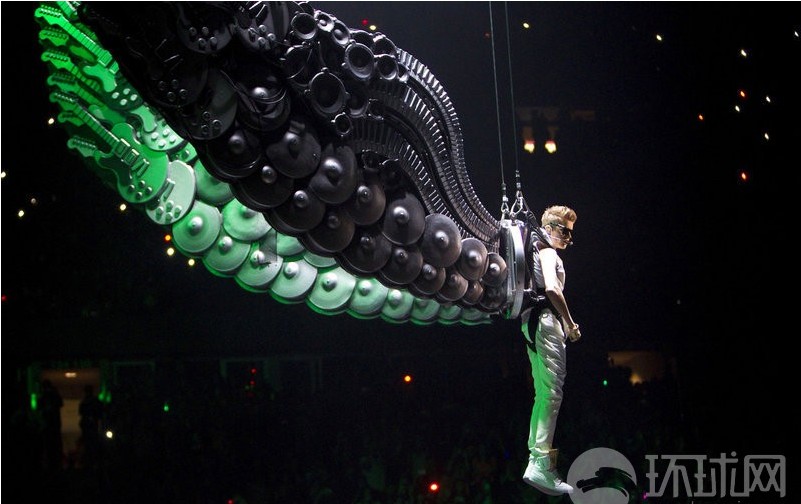 贾斯汀·比伯为癌症歌迷献唱 身插巨翅震撼全场