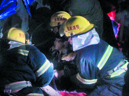 高速避险不成反遇险 被困者相互喊“加油”