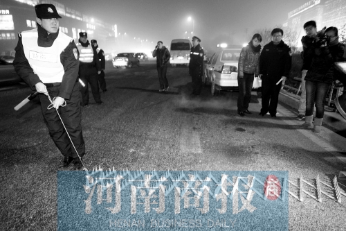 特警队员在清查中使用阻车钉，应对恶意闯岗或拦截驾车逃窜行为 河南商报记者 王春胜/摄